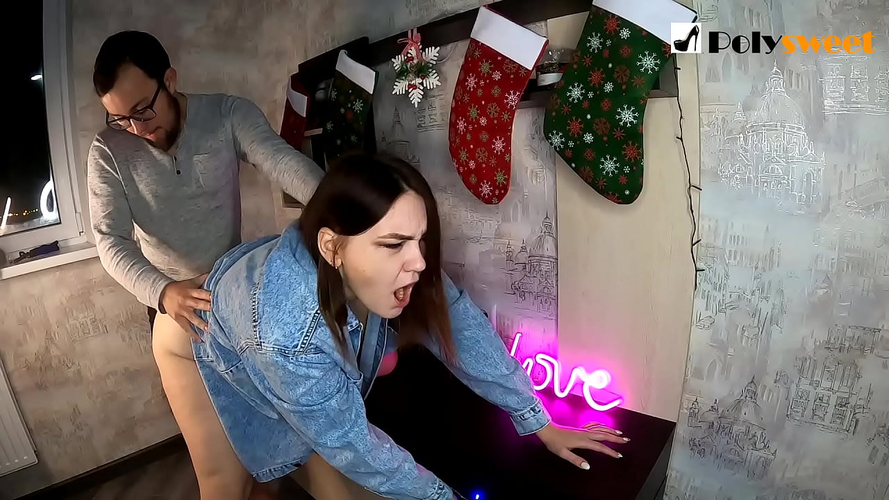 Chlapík si užíval, když šukal krásnou holku s culíkem do zadku ústy a ptákem