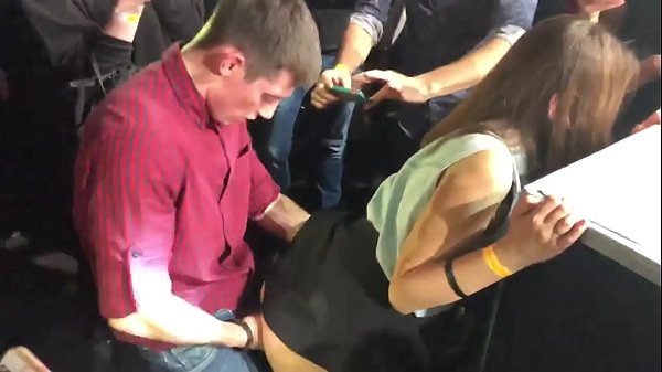 Skutečný sex v ruském nočním klubu. Osmnáctiletá ruská dívka v análu a vagíně šuká v nočním klubu.